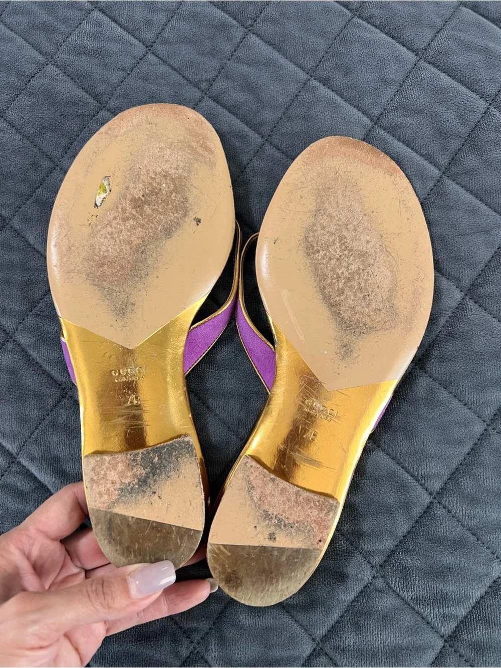 Gucci Bee Sandals Shoes Women’s 7 B Gold Thong Flip Flops Suede Purple Gold